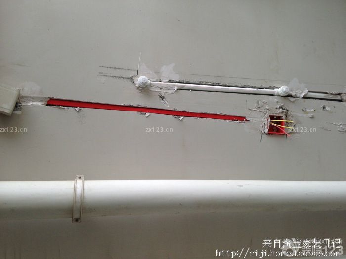 　　今天我們一家大早就跑到新房子那，開始找工人做防水，但因電工師傅沒把窟窿用水泥填上，今天只好先填縫，明天再做防水了，再次也謝謝我們家的水電師傅，不錯~! 贊一個~!~!<br>