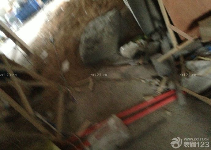 　　木工是我們最放心的。我家主臥的大衣柜，我老表全部給我家用的好木料，一進屋就能問到好聞的木頭味，在這贊一下可愛的老表~!~! 這是我家走廊特色戶型吊頂，我老表親自操作，贊一個~!~!<br>