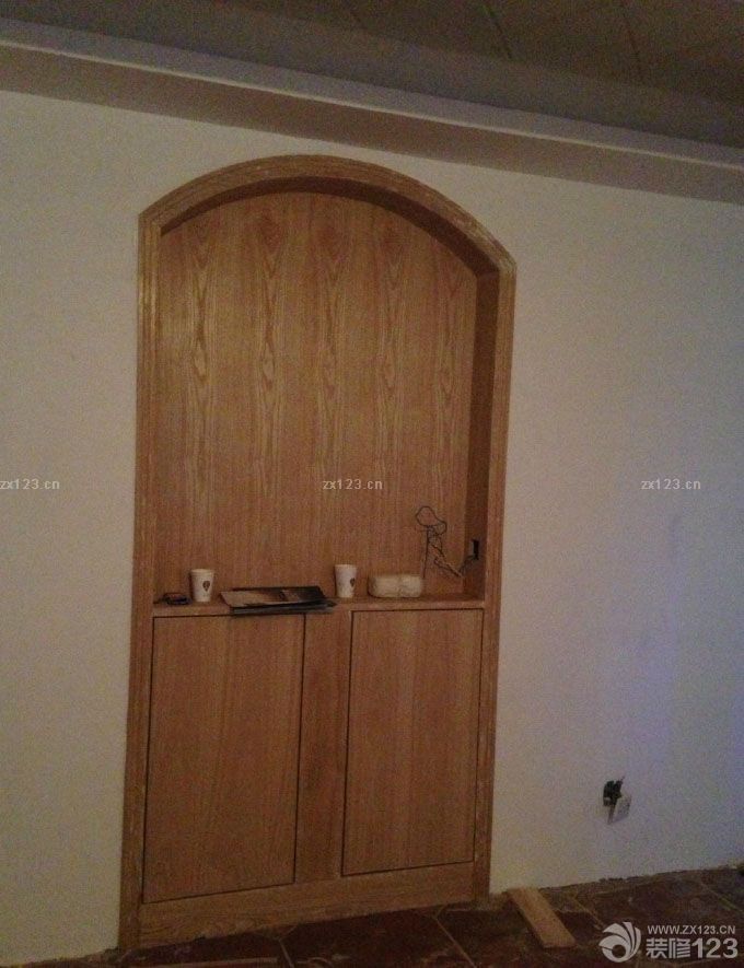 　　廚房酒架~!~! 我家弧形吊頂~!~! 陽臺的花架，在此贊一個，非常的不錯~!~! 廚房小陽臺和大陽臺的吊頂 主臥的衣柜啊~!~! 在此非常感謝我的老表和小兄弟們，對我家的裝修真是用了真心，下了功夫，有些我自己沒想到的都幫我想到了，非常的感謝，大家的手藝得到我們樓上樓下的贊同和認可，相信你們的能力會得到更多人的認可。<br>