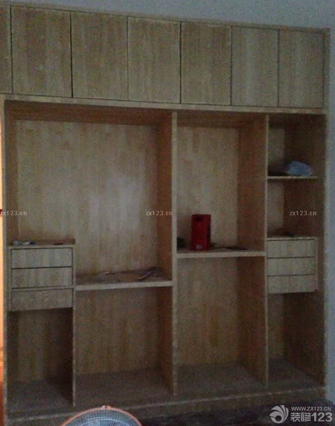 　　廚房酒架~!~! 我家弧形吊頂~!~! 陽臺的花架，在此贊一個，非常的不錯~!~! 廚房小陽臺和大陽臺的吊頂 主臥的衣柜啊~!~! 在此非常感謝我的老表和小兄弟們，對我家的裝修真是用了真心，下了功夫，有些我自己沒想到的都幫我想到了，非常的感謝，大家的手藝得到我們樓上樓下的贊同和認可，相信你們的能力會得到更多人的認可。<br>