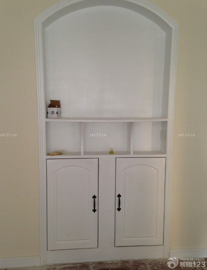 　　廚房酒架~!~! 我家弧形吊頂~!~! 陽臺的花架，在此贊一個，非常的不錯~!~! 廚房小陽臺和大陽臺的吊頂 主臥的衣柜啊~!~! 在此非常感謝我的老表和小兄弟們，對我家的裝修真是用了真心，下了功夫，有些我自己沒想到的都幫我想到了，非常的感謝，大家的手藝得到我們樓上樓下的贊同和認可，相信你們的能力會得到更多人的認可。<br>