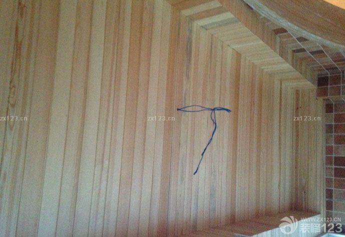 　　廚房酒架~!~! 我家弧形吊頂~!~! 陽臺的花架，在此贊一個，非常的不錯~!~! 廚房小陽臺和大陽臺的吊頂 主臥的衣柜啊~!~! 在此非常感謝我的老表和小兄弟們，對我家的裝修真是用了真心，下了功夫，有些我自己沒想到的都幫我想到了，非常的感謝，大家的手藝得到我們樓上樓下的贊同和認可，相信你們的能力會得到更多人的認可。<br>