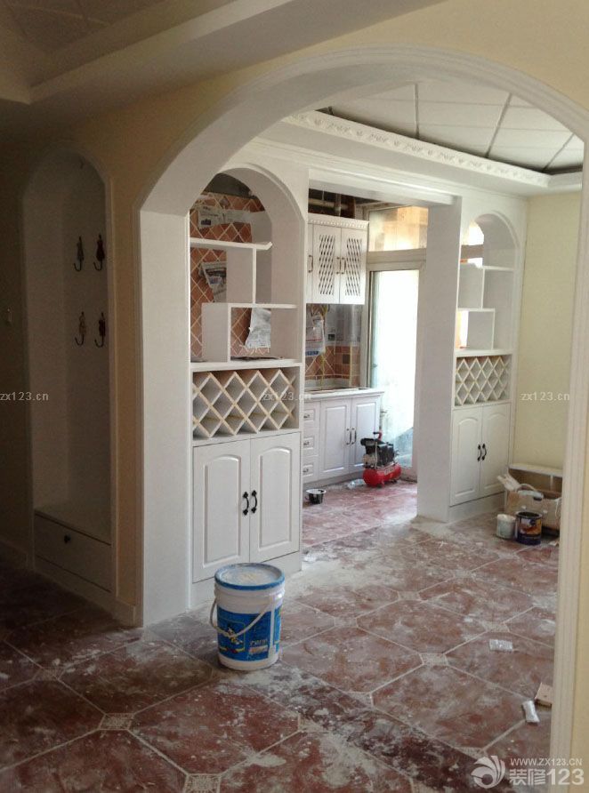 　　廚房酒架~!~! 我家弧形吊頂~!~! 陽臺的花架，在此贊一個，非常的不錯~!~! 廚房小陽臺和大陽臺的吊頂 主臥的衣柜啊~!~! 在此非常感謝我的老表和小兄弟們，對我家的裝修真是用了真心，下了功夫，有些我自己沒想到的都幫我想到了，非常的感謝，大家的手藝得到我們樓上樓下的贊同和認可，相信你們的能力會得到更多人的認可。<br>