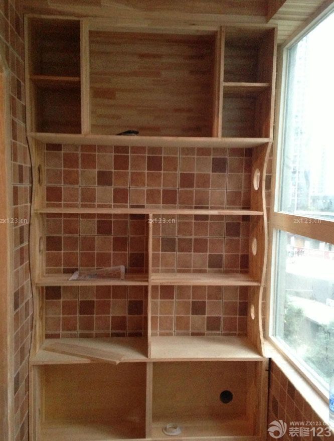 　　廚房酒架~!~! 我家弧形吊頂~!~! 陽臺的花架，在此贊一個，非常的不錯~!~! 廚房小陽臺和大陽臺的吊頂 主臥的衣柜啊~!~! 在此非常感謝我的老表和小兄弟們，對我家的裝修真是用了真心，下了功夫，有些我自己沒想到的都幫我想到了，非常的感謝，大家的手藝得到我們樓上樓下的贊同和認可，相信你們的能力會得到更多人的認可。<br>