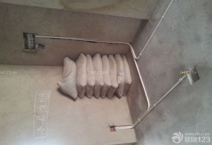 水電是我們最頭痛的一項，因為之前的水電師傅家里有事，所以耽誤了幾天，整個工期就延長了一點，不過還好，我們在現(xiàn)場監(jiān)督著，做工還不錯，因為聽說之前很多人水電的很粗糙，返工之后很麻煩。所以我們不敢怠慢。