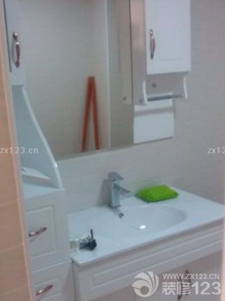 　　首先說裝修風(fēng)格，確定了裝修風(fēng)格，然后再規(guī)劃房間格局，然后找設(shè)計(jì)圖，這個(gè)設(shè)計(jì)圖可以找裝修公司，也可以網(wǎng)上找一些現(xiàn)成的，自己綜合一下，修改一下就可以了，我們就是這么干的。再確定了裝修風(fēng)格后，各位童鞋千萬不要著急著開始動(dòng)工，如果你現(xiàn)在動(dòng)工的話，等裝修完了買家具的時(shí)候，各位就會(huì)有很多糾結(jié)，糾結(jié)買了好不好看，糾結(jié)和風(fēng)格 搭配不搭配，所以，在這里，建議大家在動(dòng)工之前，先到各家私城去看看家具，確定家具的大概目標(biāo)，另外還可以借鑒實(shí)體店中的裝修風(fēng)格，因?yàn)閷?shí)體店大多會(huì) 根據(jù)家具來做一些很漂亮的裝修，這些樣板間會(huì)給各位童鞋在設(shè)計(jì)和搭配上帶來很大的啟發(fā)，這一點(diǎn)重點(diǎn)提醒哦~已經(jīng)裝了的童鞋就當(dāng)木有看見這短話，省的糾結(jié)了，哈哈~<br>