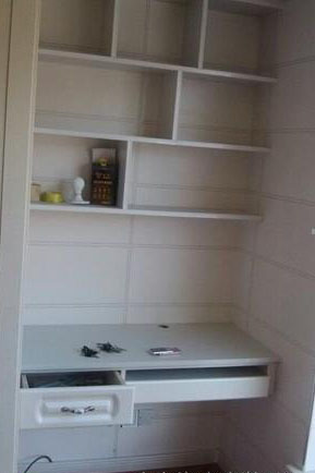 　　首先說裝修風(fēng)格，確定了裝修風(fēng)格，然后再規(guī)劃房間格局，然后找設(shè)計(jì)圖，這個(gè)設(shè)計(jì)圖可以找裝修公司，也可以網(wǎng)上找一些現(xiàn)成的，自己綜合一下，修改一下就可以了，我們就是這么干的。再確定了裝修風(fēng)格后，各位童鞋千萬不要著急著開始動(dòng)工，如果你現(xiàn)在動(dòng)工的話，等裝修完了買家具的時(shí)候，各位就會(huì)有很多糾結(jié)，糾結(jié)買了好不好看，糾結(jié)和風(fēng)格 搭配不搭配，所以，在這里，建議大家在動(dòng)工之前，先到各家私城去看看家具，確定家具的大概目標(biāo)，另外還可以借鑒實(shí)體店中的裝修風(fēng)格，因?yàn)閷?shí)體店大多會(huì) 根據(jù)家具來做一些很漂亮的裝修，這些樣板間會(huì)給各位童鞋在設(shè)計(jì)和搭配上帶來很大的啟發(fā)，這一點(diǎn)重點(diǎn)提醒哦~已經(jīng)裝了的童鞋就當(dāng)木有看見這短話，省的糾結(jié)了，哈哈~<br>