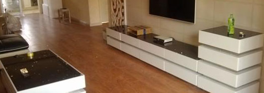 　　首先說裝修風(fēng)格，確定了裝修風(fēng)格，然后再規(guī)劃房間格局，然后找設(shè)計(jì)圖，這個(gè)設(shè)計(jì)圖可以找裝修公司，也可以網(wǎng)上找一些現(xiàn)成的，自己綜合一下，修改一下就可以了，我們就是這么干的。再確定了裝修風(fēng)格后，各位童鞋千萬不要著急著開始動(dòng)工，如果你現(xiàn)在動(dòng)工的話，等裝修完了買家具的時(shí)候，各位就會(huì)有很多糾結(jié)，糾結(jié)買了好不好看，糾結(jié)和風(fēng)格 搭配不搭配，所以，在這里，建議大家在動(dòng)工之前，先到各家私城去看看家具，確定家具的大概目標(biāo)，另外還可以借鑒實(shí)體店中的裝修風(fēng)格，因?yàn)閷?shí)體店大多會(huì) 根據(jù)家具來做一些很漂亮的裝修，這些樣板間會(huì)給各位童鞋在設(shè)計(jì)和搭配上帶來很大的啟發(fā)，這一點(diǎn)重點(diǎn)提醒哦~已經(jīng)裝了的童鞋就當(dāng)木有看見這短話，省的糾結(jié)了，哈哈~<br>