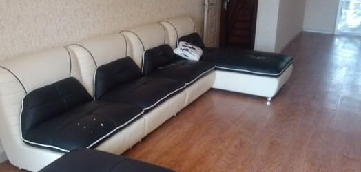 　　首先說裝修風(fēng)格，確定了裝修風(fēng)格，然后再規(guī)劃房間格局，然后找設(shè)計(jì)圖，這個(gè)設(shè)計(jì)圖可以找裝修公司，也可以網(wǎng)上找一些現(xiàn)成的，自己綜合一下，修改一下就可以了，我們就是這么干的。再確定了裝修風(fēng)格后，各位童鞋千萬不要著急著開始動(dòng)工，如果你現(xiàn)在動(dòng)工的話，等裝修完了買家具的時(shí)候，各位就會(huì)有很多糾結(jié)，糾結(jié)買了好不好看，糾結(jié)和風(fēng)格 搭配不搭配，所以，在這里，建議大家在動(dòng)工之前，先到各家私城去看看家具，確定家具的大概目標(biāo)，另外還可以借鑒實(shí)體店中的裝修風(fēng)格，因?yàn)閷?shí)體店大多會(huì) 根據(jù)家具來做一些很漂亮的裝修，這些樣板間會(huì)給各位童鞋在設(shè)計(jì)和搭配上帶來很大的啟發(fā)，這一點(diǎn)重點(diǎn)提醒哦~已經(jīng)裝了的童鞋就當(dāng)木有看見這短話，省的糾結(jié)了，哈哈~<br>