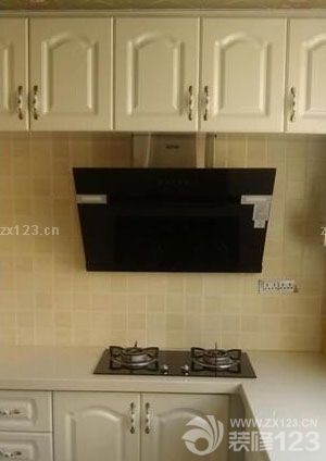 　　首先說裝修風(fēng)格，確定了裝修風(fēng)格，然后再規(guī)劃房間格局，然后找設(shè)計(jì)圖，這個(gè)設(shè)計(jì)圖可以找裝修公司，也可以網(wǎng)上找一些現(xiàn)成的，自己綜合一下，修改一下就可以了，我們就是這么干的。再確定了裝修風(fēng)格后，各位童鞋千萬不要著急著開始動(dòng)工，如果你現(xiàn)在動(dòng)工的話，等裝修完了買家具的時(shí)候，各位就會(huì)有很多糾結(jié)，糾結(jié)買了好不好看，糾結(jié)和風(fēng)格 搭配不搭配，所以，在這里，建議大家在動(dòng)工之前，先到各家私城去看看家具，確定家具的大概目標(biāo)，另外還可以借鑒實(shí)體店中的裝修風(fēng)格，因?yàn)閷?shí)體店大多會(huì) 根據(jù)家具來做一些很漂亮的裝修，這些樣板間會(huì)給各位童鞋在設(shè)計(jì)和搭配上帶來很大的啟發(fā)，這一點(diǎn)重點(diǎn)提醒哦~已經(jīng)裝了的童鞋就當(dāng)木有看見這短話，省的糾結(jié)了，哈哈~<br>