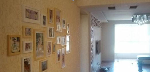 　　首先說裝修風(fēng)格，確定了裝修風(fēng)格，然后再規(guī)劃房間格局，然后找設(shè)計(jì)圖，這個(gè)設(shè)計(jì)圖可以找裝修公司，也可以網(wǎng)上找一些現(xiàn)成的，自己綜合一下，修改一下就可以了，我們就是這么干的。再確定了裝修風(fēng)格后，各位童鞋千萬不要著急著開始動(dòng)工，如果你現(xiàn)在動(dòng)工的話，等裝修完了買家具的時(shí)候，各位就會(huì)有很多糾結(jié)，糾結(jié)買了好不好看，糾結(jié)和風(fēng)格 搭配不搭配，所以，在這里，建議大家在動(dòng)工之前，先到各家私城去看看家具，確定家具的大概目標(biāo)，另外還可以借鑒實(shí)體店中的裝修風(fēng)格，因?yàn)閷?shí)體店大多會(huì) 根據(jù)家具來做一些很漂亮的裝修，這些樣板間會(huì)給各位童鞋在設(shè)計(jì)和搭配上帶來很大的啟發(fā)，這一點(diǎn)重點(diǎn)提醒哦~已經(jīng)裝了的童鞋就當(dāng)木有看見這短話，省的糾結(jié)了，哈哈~<br>