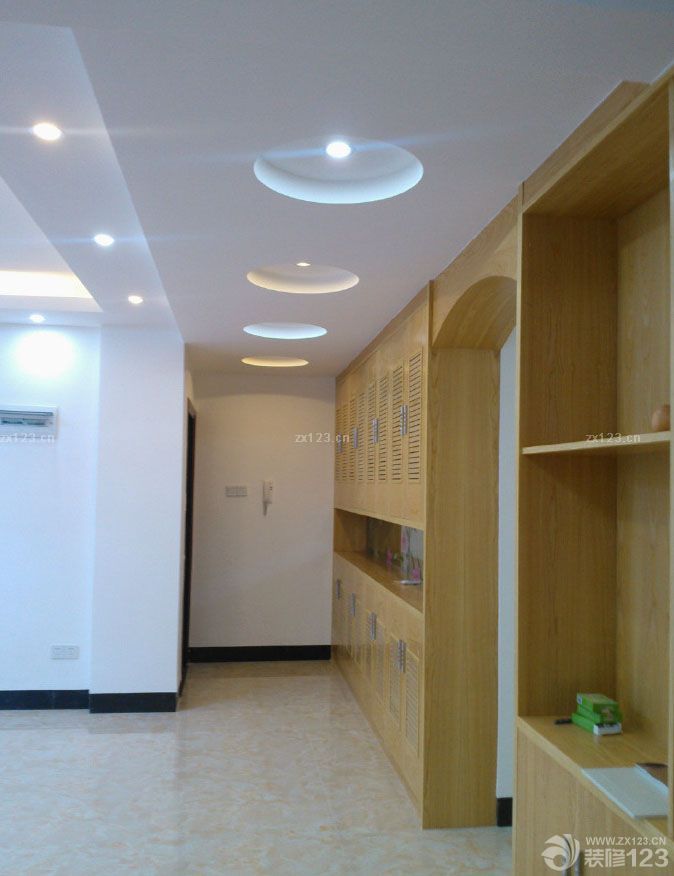 &nbsp;新家裝修的過程可謂是一波三折啊。開始木工有事耽誤，后來是家具運輸?shù)臅r候遇到了一點麻煩，耽誤的時間不是很多，但還是將整個裝修的時間延長了一點，不過還好，質(zhì)量還是很不錯的，特別是裝修師傅的手藝很好。加上預(yù)算不是超了很多，所以整個裝修還是滿意的。