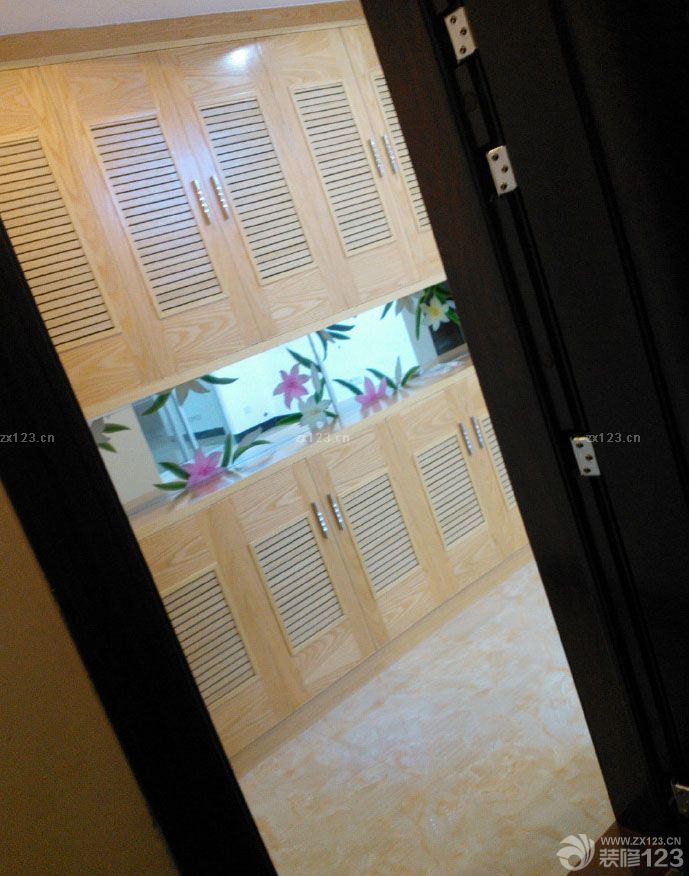 &nbsp;新家裝修的過程可謂是一波三折啊。開始木工有事耽誤，后來是家具運輸?shù)臅r候遇到了一點麻煩，耽誤的時間不是很多，但還是將整個裝修的時間延長了一點，不過還好，質(zhì)量還是很不錯的，特別是裝修師傅的手藝很好。加上預(yù)算不是超了很多，所以整個裝修還是滿意的。