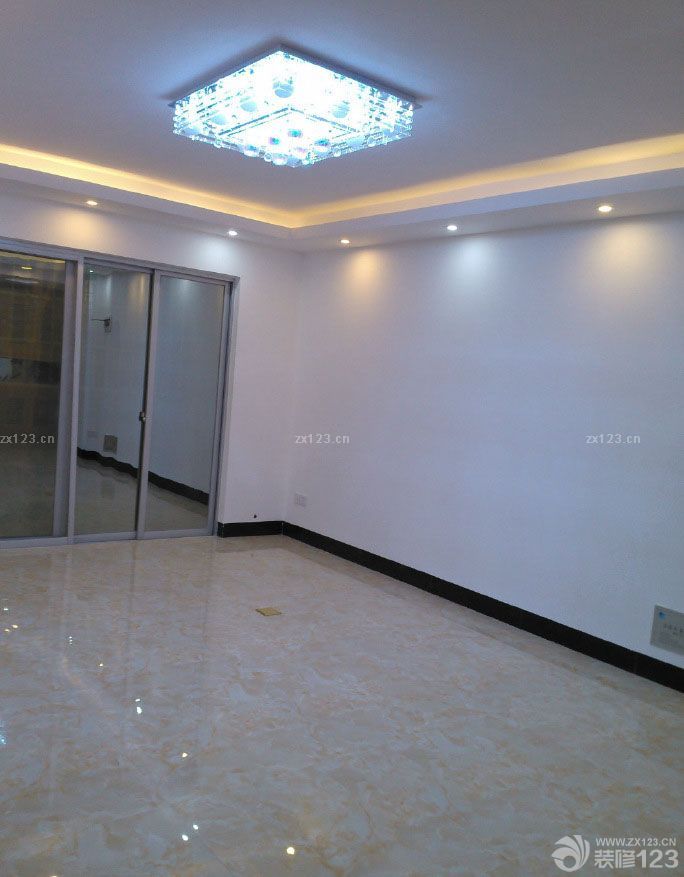 &nbsp;新家裝修的過程可謂是一波三折啊。開始木工有事耽誤，后來是家具運輸?shù)臅r候遇到了一點麻煩，耽誤的時間不是很多，但還是將整個裝修的時間延長了一點，不過還好，質(zhì)量還是很不錯的，特別是裝修師傅的手藝很好。加上預(yù)算不是超了很多，所以整個裝修還是滿意的。