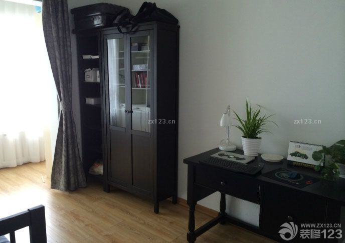 　　裝修很久了，一直潛水，跟大家學(xué)了很多。今天鼓起勇氣發(fā)幾張渣圖，大部分東西也都來自朋友介紹才買的，圖片也都是手機(jī)拍的，實在是沒什么自信。小小記錄一下吧，第一次裝修我還算滿意自己的家自己舒服吧。因為在家?guī)Ш⒆記]時間寫日記，家里裝飾還都沒入，要是大家看到有適合我家風(fēng)格的掛畫，擺件之類的推薦給我，謝謝大家!我會慢慢努力修飾我的小家的。<br>