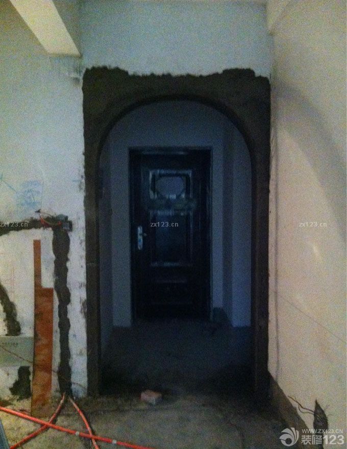 &nbsp;整個施工的時候就是因為水電師傅有事所以一直遲遲沒有動工，耽誤了不少時間，還好在這期間我們有足夠的時間去選擇一些裝修需要的材料，這樣一來我們也能夠把之后的一些事情提前。