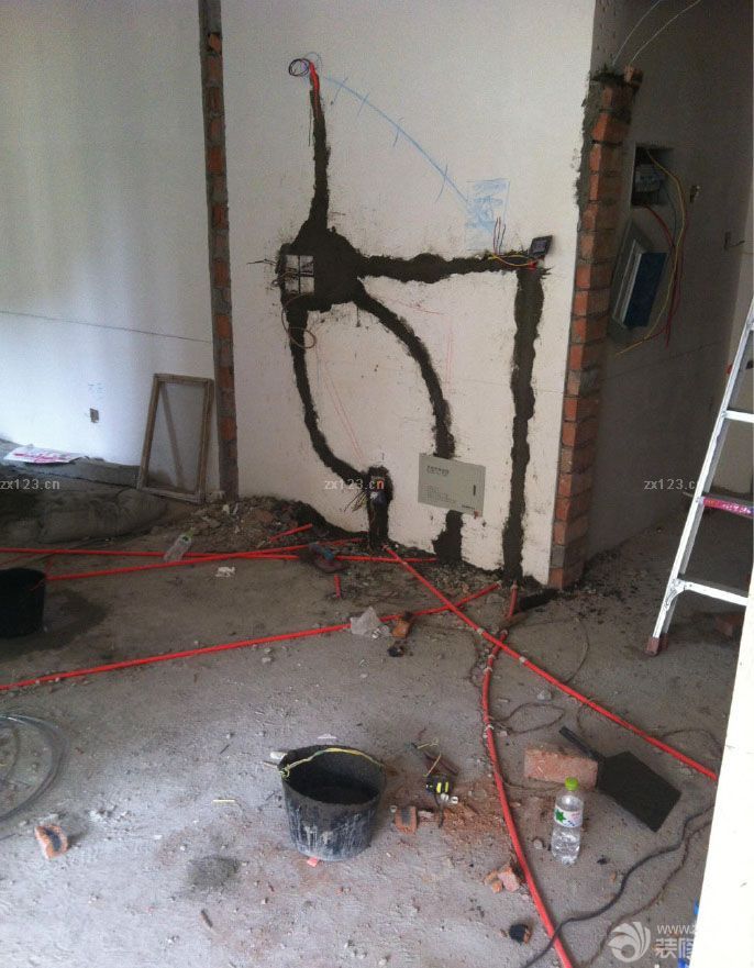 &nbsp;整個施工的時候就是因為水電師傅有事所以一直遲遲沒有動工，耽誤了不少時間，還好在這期間我們有足夠的時間去選擇一些裝修需要的材料，這樣一來我們也能夠把之后的一些事情提前。