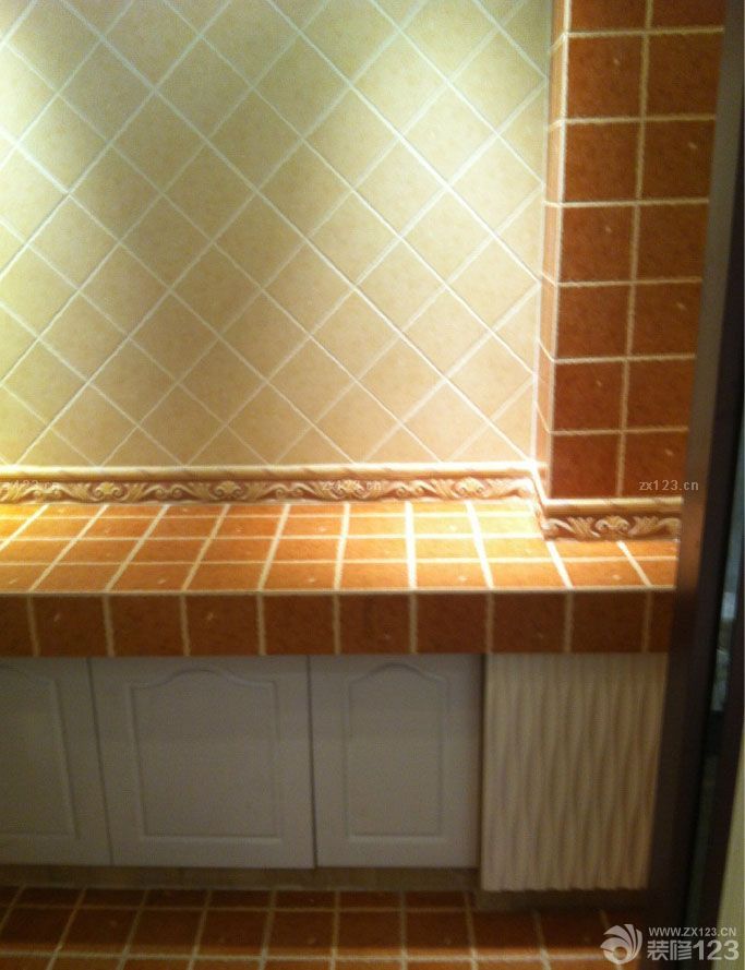  在對瓷磚選擇方面花的時間還是不少的，因為一直比較喜歡馬賽克，所以在家具市場逛了很久一直都是看這類的瓷磚，雖然買的時候價格貴了一點，但還好，因為我們擔心質(zhì)量問題從而影響到家具裝飾的進度。
