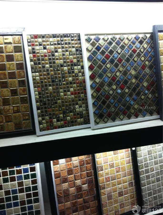  在對瓷磚選擇方面花的時間還是不少的，因為一直比較喜歡馬賽克，所以在家具市場逛了很久一直都是看這類的瓷磚，雖然買的時候價格貴了一點，但還好，因為我們擔心質(zhì)量問題從而影響到家具裝飾的進度。