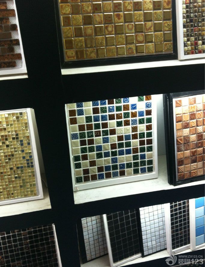  在對瓷磚選擇方面花的時間還是不少的，因為一直比較喜歡馬賽克，所以在家具市場逛了很久一直都是看這類的瓷磚，雖然買的時候價格貴了一點，但還好，因為我們擔心質(zhì)量問題從而影響到家具裝飾的進度。