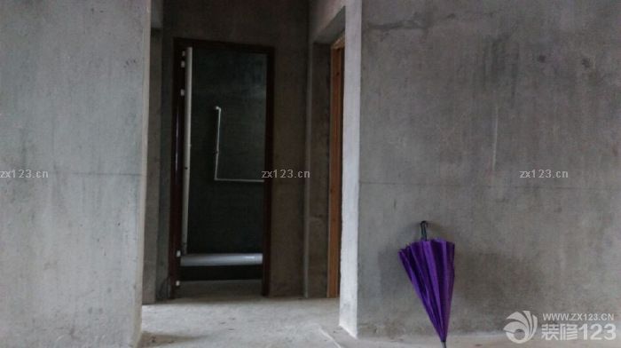 　　和老婆結(jié)婚到現(xiàn)在，都快五周年了，孩子也快三周歲半了，等這個(gè)房子也等的也很辛苦。這個(gè)房子是我單位的集資房，比外面的樓盤要偏宜多了，我們新房在6樓，是樓梯的6樓，當(dāng)初選房子的時(shí)候，輪到我們了，就只有多層6樓和一樓。還有最西邊的1到6樓。我不想住一樓，我也不想住在最西邊，因?yàn)槟抢锱R近馬路，我怕汽車跑來(lái)跑去的灰大，而且我也不喜歡住在最角落，感覺(jué)被人遺棄了似的。所以選擇了現(xiàn)在這個(gè)房子。<br>