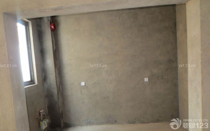 　　和老婆結(jié)婚到現(xiàn)在，都快五周年了，孩子也快三周歲半了，等這個(gè)房子也等的也很辛苦。這個(gè)房子是我單位的集資房，比外面的樓盤要偏宜多了，我們新房在6樓，是樓梯的6樓，當(dāng)初選房子的時(shí)候，輪到我們了，就只有多層6樓和一樓。還有最西邊的1到6樓。我不想住一樓，我也不想住在最西邊，因?yàn)槟抢锱R近馬路，我怕汽車跑來(lái)跑去的灰大，而且我也不喜歡住在最角落，感覺(jué)被人遺棄了似的。所以選擇了現(xiàn)在這個(gè)房子。<br>