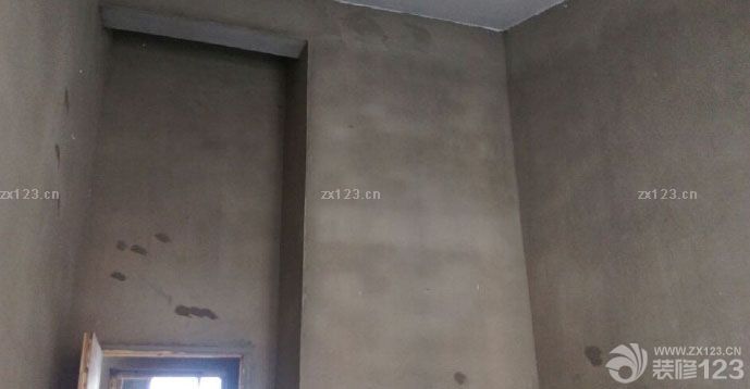 　　和老婆結(jié)婚到現(xiàn)在，都快五周年了，孩子也快三周歲半了，等這個(gè)房子也等的也很辛苦。這個(gè)房子是我單位的集資房，比外面的樓盤要偏宜多了，我們新房在6樓，是樓梯的6樓，當(dāng)初選房子的時(shí)候，輪到我們了，就只有多層6樓和一樓。還有最西邊的1到6樓。我不想住一樓，我也不想住在最西邊，因?yàn)槟抢锱R近馬路，我怕汽車跑來(lái)跑去的灰大，而且我也不喜歡住在最角落，感覺(jué)被人遺棄了似的。所以選擇了現(xiàn)在這個(gè)房子。<br>