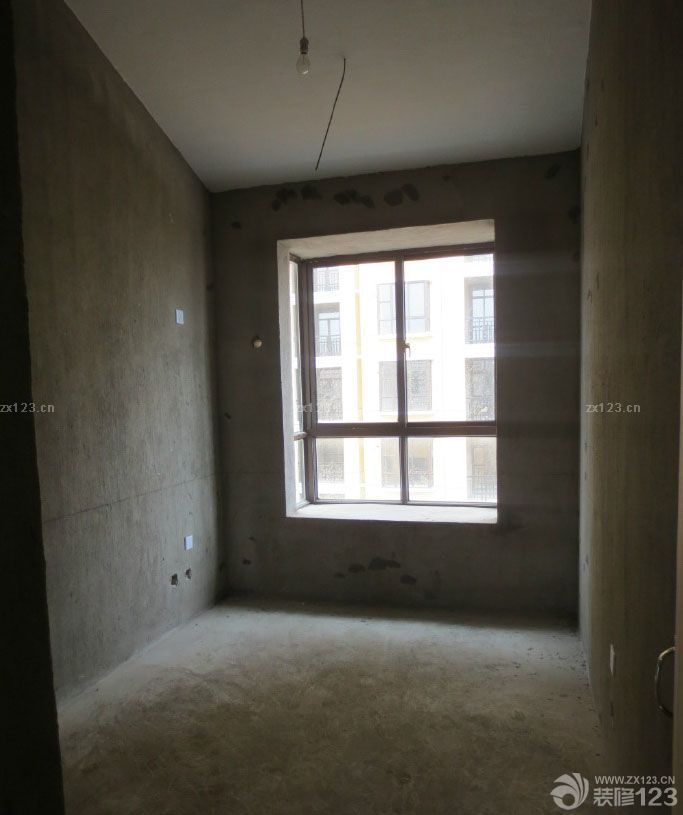 　　和老婆結(jié)婚到現(xiàn)在，都快五周年了，孩子也快三周歲半了，等這個(gè)房子也等的也很辛苦。這個(gè)房子是我單位的集資房，比外面的樓盤要偏宜多了，我們新房在6樓，是樓梯的6樓，當(dāng)初選房子的時(shí)候，輪到我們了，就只有多層6樓和一樓。還有最西邊的1到6樓。我不想住一樓，我也不想住在最西邊，因?yàn)槟抢锱R近馬路，我怕汽車跑來(lái)跑去的灰大，而且我也不喜歡住在最角落，感覺(jué)被人遺棄了似的。所以選擇了現(xiàn)在這個(gè)房子。<br>