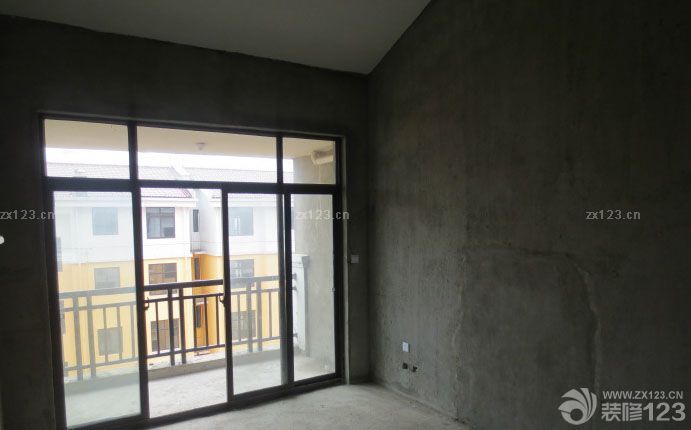 　　和老婆結(jié)婚到現(xiàn)在，都快五周年了，孩子也快三周歲半了，等這個(gè)房子也等的也很辛苦。這個(gè)房子是我單位的集資房，比外面的樓盤要偏宜多了，我們新房在6樓，是樓梯的6樓，當(dāng)初選房子的時(shí)候，輪到我們了，就只有多層6樓和一樓。還有最西邊的1到6樓。我不想住一樓，我也不想住在最西邊，因?yàn)槟抢锱R近馬路，我怕汽車跑來(lái)跑去的灰大，而且我也不喜歡住在最角落，感覺(jué)被人遺棄了似的。所以選擇了現(xiàn)在這個(gè)房子。<br>