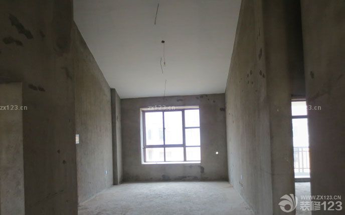 　　和老婆結(jié)婚到現(xiàn)在，都快五周年了，孩子也快三周歲半了，等這個(gè)房子也等的也很辛苦。這個(gè)房子是我單位的集資房，比外面的樓盤要偏宜多了，我們新房在6樓，是樓梯的6樓，當(dāng)初選房子的時(shí)候，輪到我們了，就只有多層6樓和一樓。還有最西邊的1到6樓。我不想住一樓，我也不想住在最西邊，因?yàn)槟抢锱R近馬路，我怕汽車跑來(lái)跑去的灰大，而且我也不喜歡住在最角落，感覺(jué)被人遺棄了似的。所以選擇了現(xiàn)在這個(gè)房子。<br>