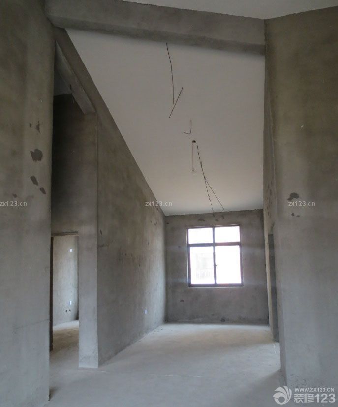 　　和老婆結(jié)婚到現(xiàn)在，都快五周年了，孩子也快三周歲半了，等這個(gè)房子也等的也很辛苦。這個(gè)房子是我單位的集資房，比外面的樓盤要偏宜多了，我們新房在6樓，是樓梯的6樓，當(dāng)初選房子的時(shí)候，輪到我們了，就只有多層6樓和一樓。還有最西邊的1到6樓。我不想住一樓，我也不想住在最西邊，因?yàn)槟抢锱R近馬路，我怕汽車跑來(lái)跑去的灰大，而且我也不喜歡住在最角落，感覺(jué)被人遺棄了似的。所以選擇了現(xiàn)在這個(gè)房子。<br>