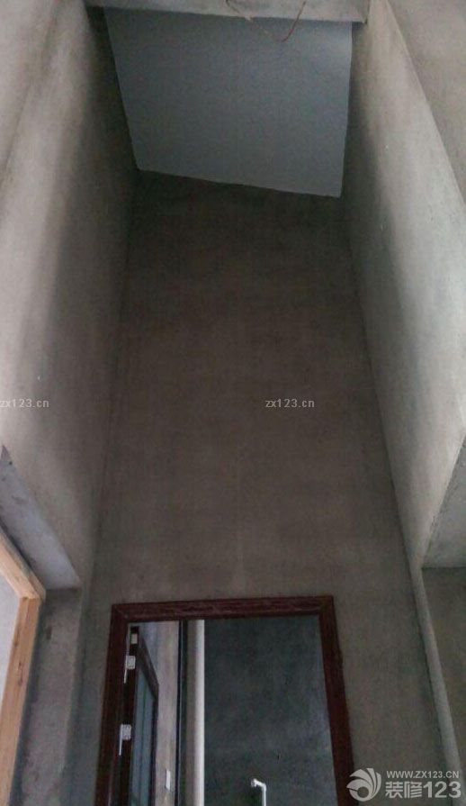 　　和老婆結(jié)婚到現(xiàn)在，都快五周年了，孩子也快三周歲半了，等這個(gè)房子也等的也很辛苦。這個(gè)房子是我單位的集資房，比外面的樓盤要偏宜多了，我們新房在6樓，是樓梯的6樓，當(dāng)初選房子的時(shí)候，輪到我們了，就只有多層6樓和一樓。還有最西邊的1到6樓。我不想住一樓，我也不想住在最西邊，因?yàn)槟抢锱R近馬路，我怕汽車跑來(lái)跑去的灰大，而且我也不喜歡住在最角落，感覺(jué)被人遺棄了似的。所以選擇了現(xiàn)在這個(gè)房子。<br>