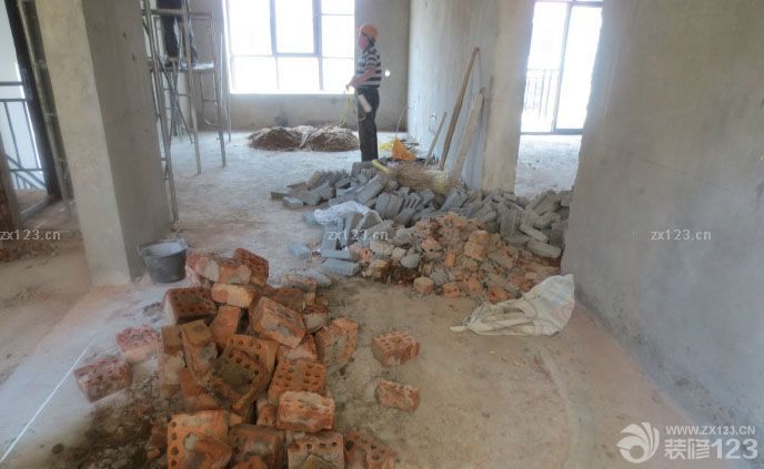 　　由于之前寫了日志，別人都看不了，所以就停寫了一段時(shí)間，今天被別人指點(diǎn)了下，又可以寫了。。趁著這大中午的時(shí)間，把之前所有漏寫的全都補(bǔ)上來(lái)。。。有點(diǎn)辛苦哈~ 由于墻已經(jīng)拆了，現(xiàn)在正準(zhǔn)備封墻，和搭閣樓的前期工作準(zhǔn)備。為做槽鋼打基礎(chǔ)，底下留的高度是2.7米。。 地上這些磚，有砸下來(lái)的可以用的紅磚，還有一些買的灰磚。準(zhǔn)備封墻用的。<br>