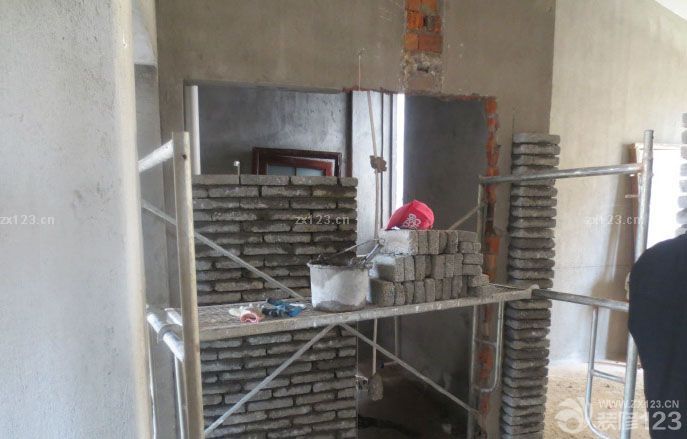 　　由于之前寫了日志，別人都看不了，所以就停寫了一段時(shí)間，今天被別人指點(diǎn)了下，又可以寫了。。趁著這大中午的時(shí)間，把之前所有漏寫的全都補(bǔ)上來(lái)。。。有點(diǎn)辛苦哈~ 由于墻已經(jīng)拆了，現(xiàn)在正準(zhǔn)備封墻，和搭閣樓的前期工作準(zhǔn)備。為做槽鋼打基礎(chǔ)，底下留的高度是2.7米。。 地上這些磚，有砸下來(lái)的可以用的紅磚，還有一些買的灰磚。準(zhǔn)備封墻用的。<br>
