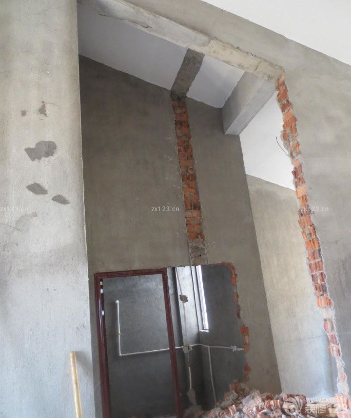 　　由于之前寫了日志，別人都看不了，所以就停寫了一段時(shí)間，今天被別人指點(diǎn)了下，又可以寫了。。趁著這大中午的時(shí)間，把之前所有漏寫的全都補(bǔ)上來(lái)。。。有點(diǎn)辛苦哈~ 由于墻已經(jīng)拆了，現(xiàn)在正準(zhǔn)備封墻，和搭閣樓的前期工作準(zhǔn)備。為做槽鋼打基礎(chǔ)，底下留的高度是2.7米。。 地上這些磚，有砸下來(lái)的可以用的紅磚，還有一些買的灰磚。準(zhǔn)備封墻用的。<br>