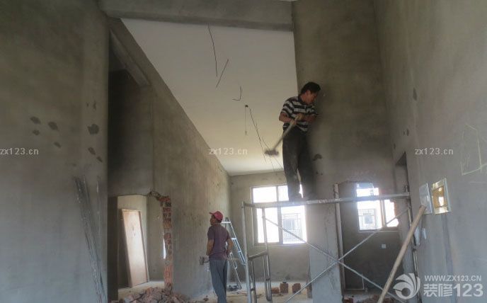 　　由于之前寫了日志，別人都看不了，所以就停寫了一段時(shí)間，今天被別人指點(diǎn)了下，又可以寫了。。趁著這大中午的時(shí)間，把之前所有漏寫的全都補(bǔ)上來(lái)。。。有點(diǎn)辛苦哈~ 由于墻已經(jīng)拆了，現(xiàn)在正準(zhǔn)備封墻，和搭閣樓的前期工作準(zhǔn)備。為做槽鋼打基礎(chǔ)，底下留的高度是2.7米。。 地上這些磚，有砸下來(lái)的可以用的紅磚，還有一些買的灰磚。準(zhǔn)備封墻用的。<br>