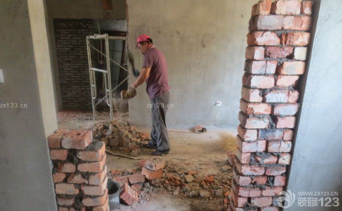 　　由于之前寫了日志，別人都看不了，所以就停寫了一段時(shí)間，今天被別人指點(diǎn)了下，又可以寫了。。趁著這大中午的時(shí)間，把之前所有漏寫的全都補(bǔ)上來(lái)。。。有點(diǎn)辛苦哈~ 由于墻已經(jīng)拆了，現(xiàn)在正準(zhǔn)備封墻，和搭閣樓的前期工作準(zhǔn)備。為做槽鋼打基礎(chǔ)，底下留的高度是2.7米。。 地上這些磚，有砸下來(lái)的可以用的紅磚，還有一些買的灰磚。準(zhǔn)備封墻用的。<br>