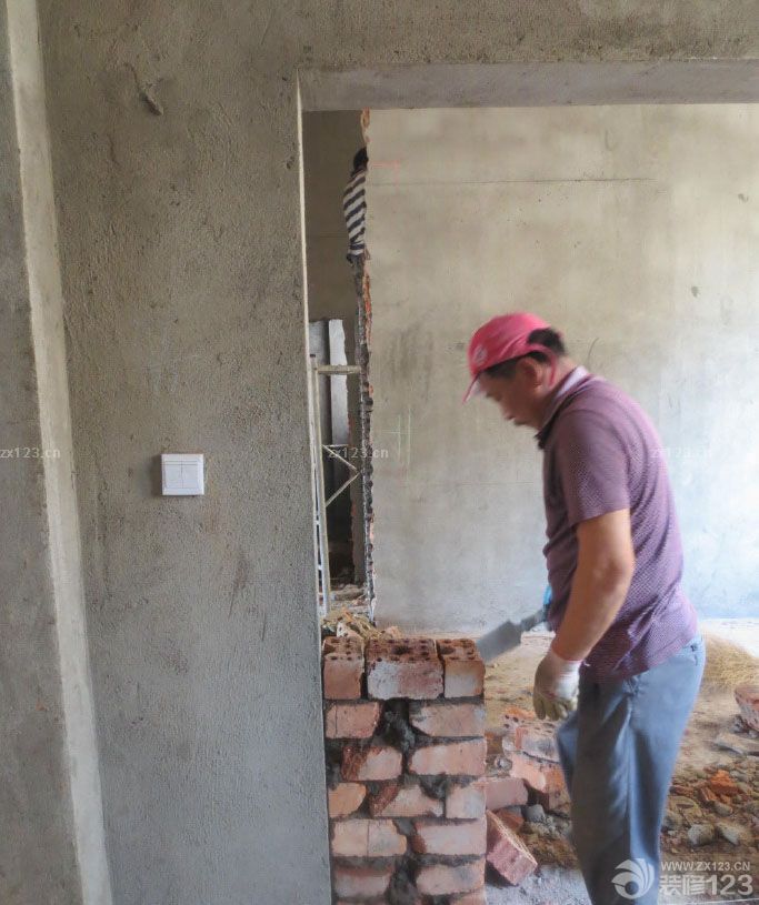 　　由于之前寫了日志，別人都看不了，所以就停寫了一段時(shí)間，今天被別人指點(diǎn)了下，又可以寫了。。趁著這大中午的時(shí)間，把之前所有漏寫的全都補(bǔ)上來(lái)。。。有點(diǎn)辛苦哈~ 由于墻已經(jīng)拆了，現(xiàn)在正準(zhǔn)備封墻，和搭閣樓的前期工作準(zhǔn)備。為做槽鋼打基礎(chǔ)，底下留的高度是2.7米。。 地上這些磚，有砸下來(lái)的可以用的紅磚，還有一些買的灰磚。準(zhǔn)備封墻用的。<br>