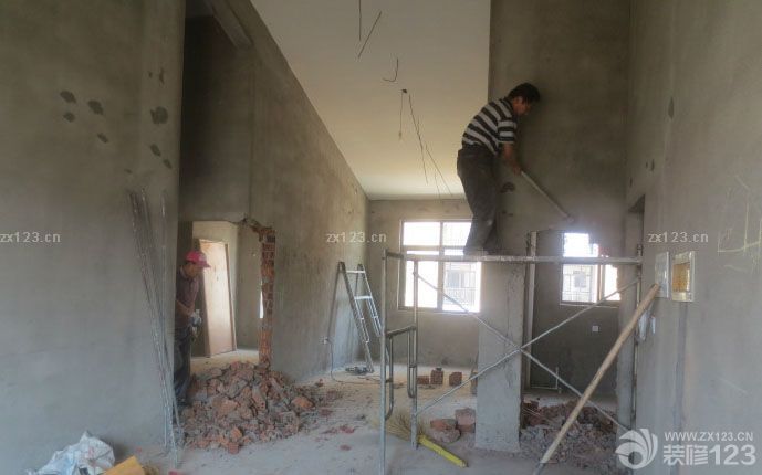 　　由于之前寫了日志，別人都看不了，所以就停寫了一段時(shí)間，今天被別人指點(diǎn)了下，又可以寫了。。趁著這大中午的時(shí)間，把之前所有漏寫的全都補(bǔ)上來(lái)。。。有點(diǎn)辛苦哈~ 由于墻已經(jīng)拆了，現(xiàn)在正準(zhǔn)備封墻，和搭閣樓的前期工作準(zhǔn)備。為做槽鋼打基礎(chǔ)，底下留的高度是2.7米。。 地上這些磚，有砸下來(lái)的可以用的紅磚，還有一些買的灰磚。準(zhǔn)備封墻用的。<br>