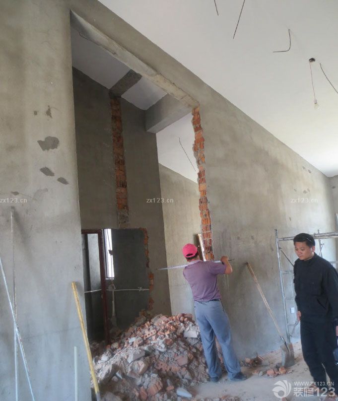 　　由于之前寫了日志，別人都看不了，所以就停寫了一段時(shí)間，今天被別人指點(diǎn)了下，又可以寫了。。趁著這大中午的時(shí)間，把之前所有漏寫的全都補(bǔ)上來(lái)。。。有點(diǎn)辛苦哈~ 由于墻已經(jīng)拆了，現(xiàn)在正準(zhǔn)備封墻，和搭閣樓的前期工作準(zhǔn)備。為做槽鋼打基礎(chǔ)，底下留的高度是2.7米。。 地上這些磚，有砸下來(lái)的可以用的紅磚，還有一些買的灰磚。準(zhǔn)備封墻用的。<br>