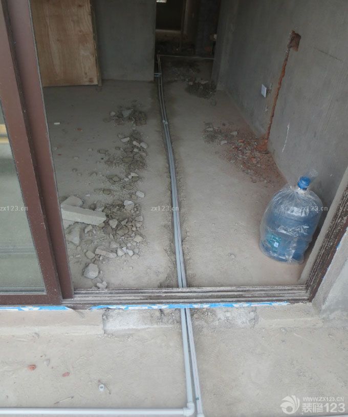 　　水電工李師他寫了一張單子，讓我按照單子上的要求來(lái)買東西，我買的金德的納米管，聽(tīng)五樓的阿姨說(shuō)，金德比日豐要好，而且小區(qū)里面70%裝修的人都買這個(gè)水管。。所性，我也買了金德。。 賣水管的小伙子和我家監(jiān)理對(duì)貨、 再來(lái)看看各地的水管安裝。。。(陽(yáng)臺(tái)水管、) 陽(yáng)臺(tái)通往衛(wèi)生間的水管、 這是衛(wèi)生間的水管。。 廚房的水管還沒(méi)有接好。之前在廚房打的槽子，準(zhǔn)備在里面布電線 。<br>