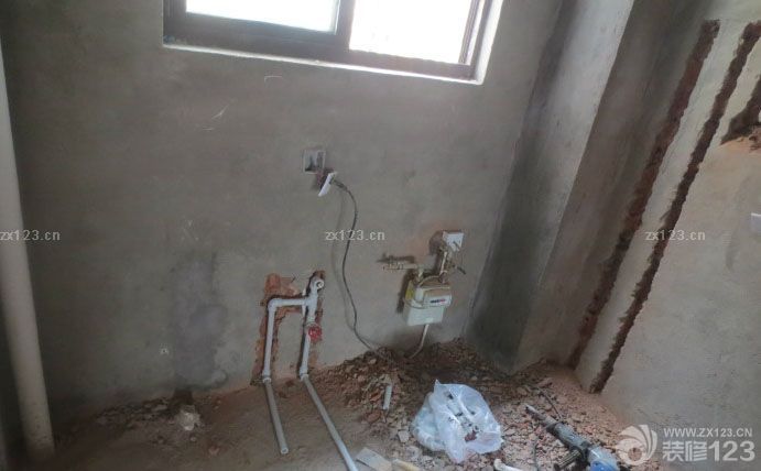 　　水電工李師他寫了一張單子，讓我按照單子上的要求來(lái)買東西，我買的金德的納米管，聽(tīng)五樓的阿姨說(shuō)，金德比日豐要好，而且小區(qū)里面70%裝修的人都買這個(gè)水管。。所性，我也買了金德。。 賣水管的小伙子和我家監(jiān)理對(duì)貨、 再來(lái)看看各地的水管安裝。。。(陽(yáng)臺(tái)水管、) 陽(yáng)臺(tái)通往衛(wèi)生間的水管、 這是衛(wèi)生間的水管。。 廚房的水管還沒(méi)有接好。之前在廚房打的槽子，準(zhǔn)備在里面布電線 。<br>