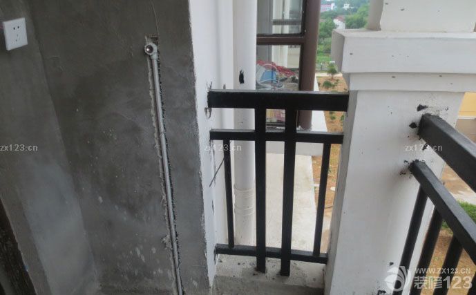 　　水電工李師他寫了一張單子，讓我按照單子上的要求來(lái)買東西，我買的金德的納米管，聽(tīng)五樓的阿姨說(shuō)，金德比日豐要好，而且小區(qū)里面70%裝修的人都買這個(gè)水管。。所性，我也買了金德。。 賣水管的小伙子和我家監(jiān)理對(duì)貨、 再來(lái)看看各地的水管安裝。。。(陽(yáng)臺(tái)水管、) 陽(yáng)臺(tái)通往衛(wèi)生間的水管、 這是衛(wèi)生間的水管。。 廚房的水管還沒(méi)有接好。之前在廚房打的槽子，準(zhǔn)備在里面布電線 。<br>