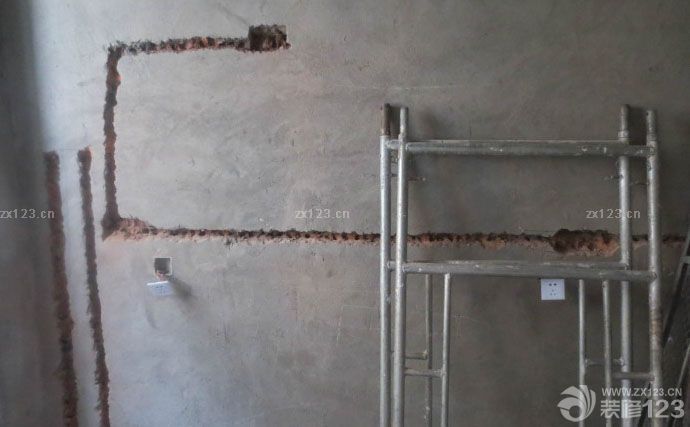 　　水電工李師他寫了一張單子，讓我按照單子上的要求來(lái)買東西，我買的金德的納米管，聽(tīng)五樓的阿姨說(shuō)，金德比日豐要好，而且小區(qū)里面70%裝修的人都買這個(gè)水管。。所性，我也買了金德。。 賣水管的小伙子和我家監(jiān)理對(duì)貨、 再來(lái)看看各地的水管安裝。。。(陽(yáng)臺(tái)水管、) 陽(yáng)臺(tái)通往衛(wèi)生間的水管、 這是衛(wèi)生間的水管。。 廚房的水管還沒(méi)有接好。之前在廚房打的槽子，準(zhǔn)備在里面布電線 。<br>