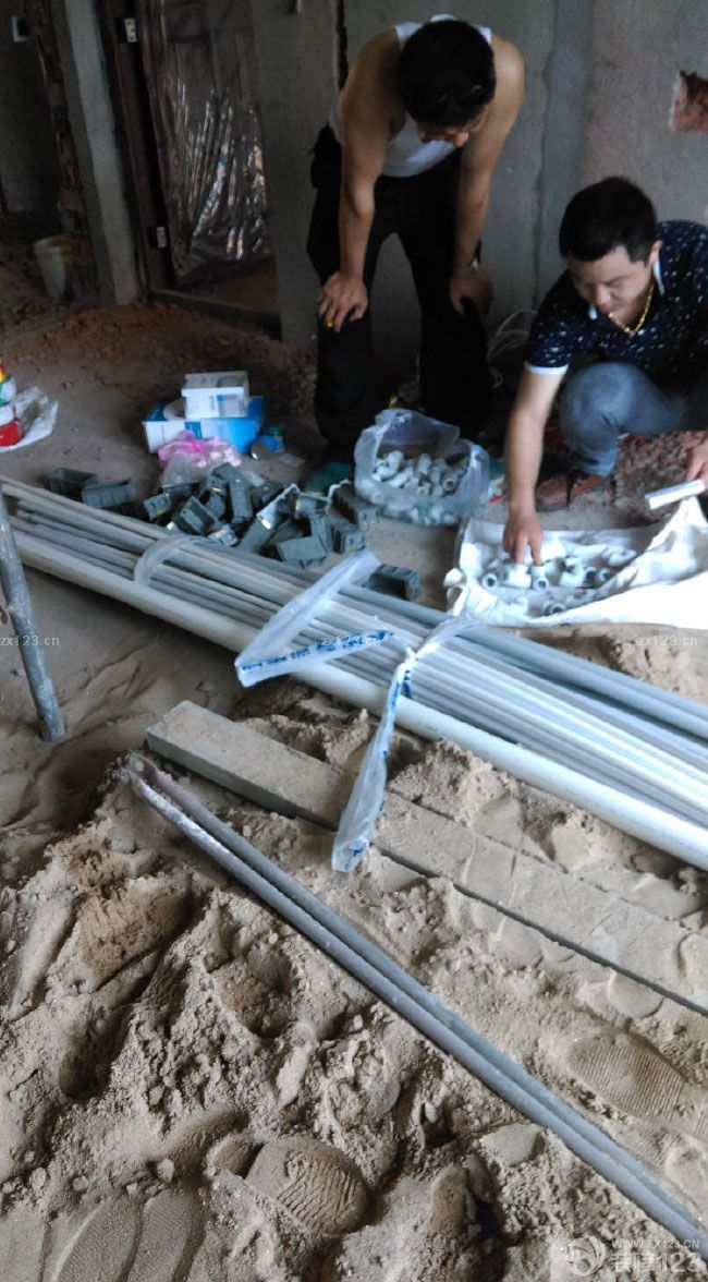 　　水電工李師他寫了一張單子，讓我按照單子上的要求來(lái)買東西，我買的金德的納米管，聽(tīng)五樓的阿姨說(shuō)，金德比日豐要好，而且小區(qū)里面70%裝修的人都買這個(gè)水管。。所性，我也買了金德。。 賣水管的小伙子和我家監(jiān)理對(duì)貨、 再來(lái)看看各地的水管安裝。。。(陽(yáng)臺(tái)水管、) 陽(yáng)臺(tái)通往衛(wèi)生間的水管、 這是衛(wèi)生間的水管。。 廚房的水管還沒(méi)有接好。之前在廚房打的槽子，準(zhǔn)備在里面布電線 。<br>