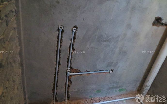 　　水電工李師他寫了一張單子，讓我按照單子上的要求來(lái)買東西，我買的金德的納米管，聽(tīng)五樓的阿姨說(shuō)，金德比日豐要好，而且小區(qū)里面70%裝修的人都買這個(gè)水管。。所性，我也買了金德。。 賣水管的小伙子和我家監(jiān)理對(duì)貨、 再來(lái)看看各地的水管安裝。。。(陽(yáng)臺(tái)水管、) 陽(yáng)臺(tái)通往衛(wèi)生間的水管、 這是衛(wèi)生間的水管。。 廚房的水管還沒(méi)有接好。之前在廚房打的槽子，準(zhǔn)備在里面布電線 。<br>