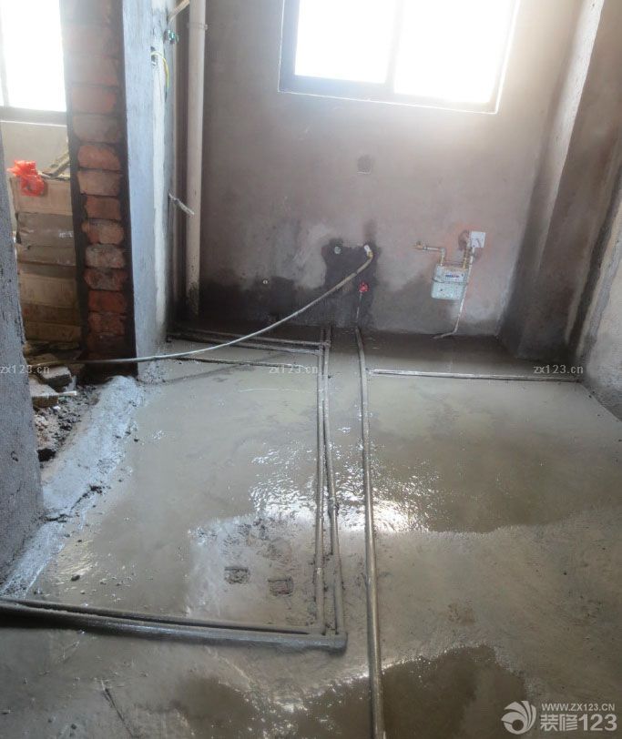 　　來(lái)到新房看了。 飄窗也貼磚了，本來(lái)說(shuō)用花崗巖會(huì)好看點(diǎn)。但是比磚的造價(jià)要貴，我聽(tīng)別的泥工說(shuō)，用磚貼的比花崗巖還要牢固。也不知道是不是真的。 廚房的防水，已經(jīng)做過(guò)兩遍了。。可惜的是，兩遍我都沒(méi)有看到。<br>