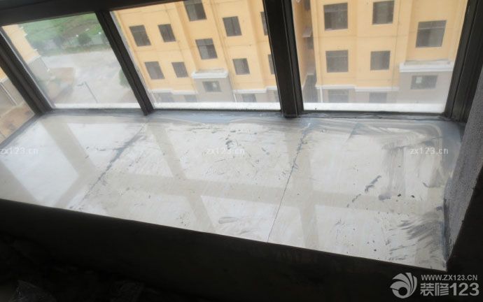 　　來(lái)到新房看了。 飄窗也貼磚了，本來(lái)說(shuō)用花崗巖會(huì)好看點(diǎn)。但是比磚的造價(jià)要貴，我聽(tīng)別的泥工說(shuō)，用磚貼的比花崗巖還要牢固。也不知道是不是真的。 廚房的防水，已經(jīng)做過(guò)兩遍了。?？上У氖?，兩遍我都沒(méi)有看到。<br>