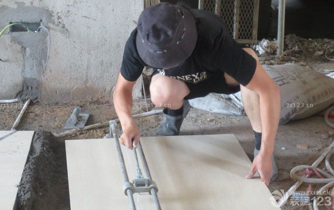 　　來(lái)到新房看了。 飄窗也貼磚了，本來(lái)說(shuō)用花崗巖會(huì)好看點(diǎn)。但是比磚的造價(jià)要貴，我聽(tīng)別的泥工說(shuō)，用磚貼的比花崗巖還要牢固。也不知道是不是真的。 廚房的防水，已經(jīng)做過(guò)兩遍了。?？上У氖?，兩遍我都沒(méi)有看到。<br>