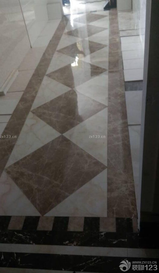 　　來(lái)到新房看了。 飄窗也貼磚了，本來(lái)說(shuō)用花崗巖會(huì)好看點(diǎn)。但是比磚的造價(jià)要貴，我聽(tīng)別的泥工說(shuō)，用磚貼的比花崗巖還要牢固。也不知道是不是真的。 廚房的防水，已經(jīng)做過(guò)兩遍了。。可惜的是，兩遍我都沒(méi)有看到。<br>